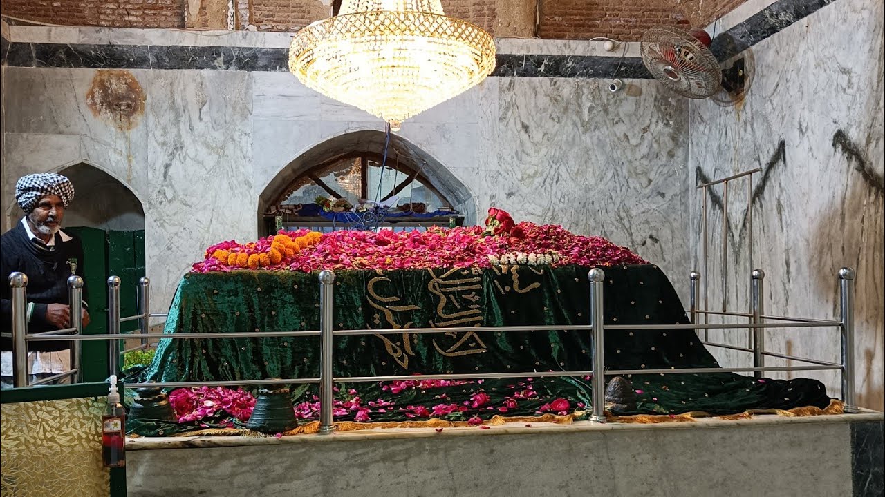 Meri Laaj Mere Quader Yuhi Umar Bhar Nibhana Chader Sharif Sadhaura