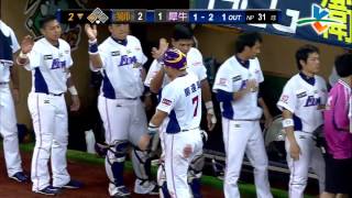20130802 CPBL 獅 VS 犀牛 2下 羅錦龍的暴投讓鄭達鴻回家得分