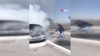D-100’de yanan otomobilini çaresizce izledi: Diğer sürücüler yardımına koştu