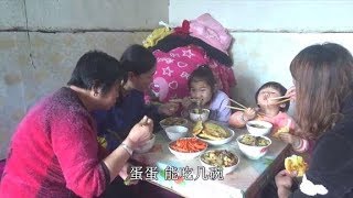 杨爸院外烤羊头，杨妈家里大铁锅炕糖饼烩大烩菜，一家人吃美了