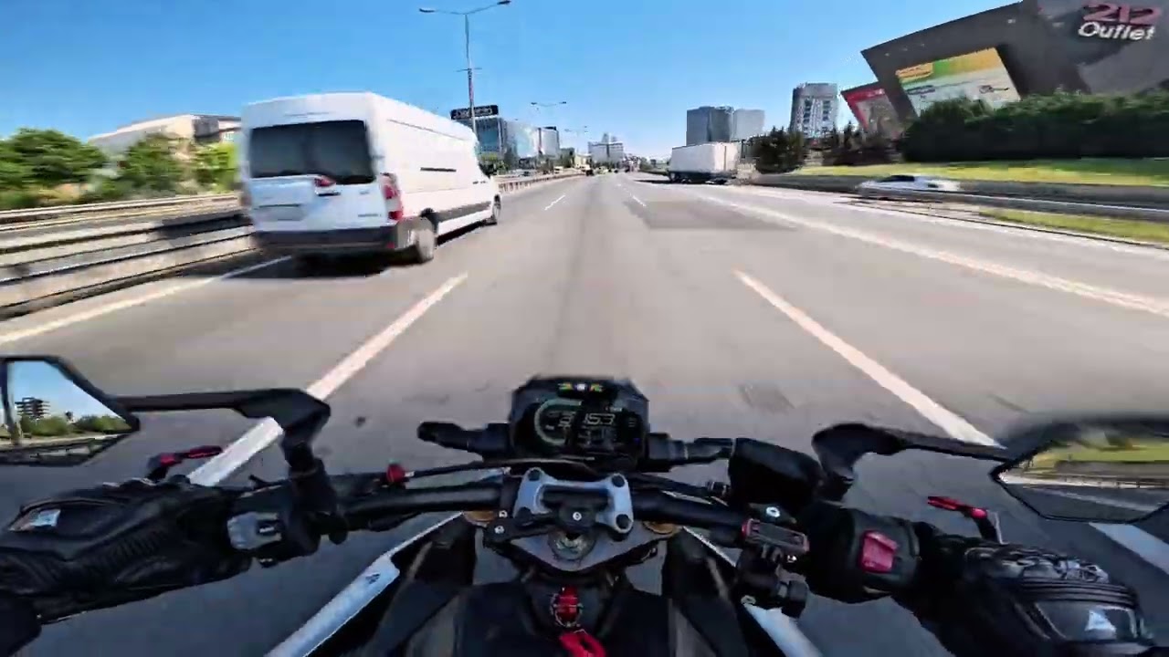 Suzuki GSX-S1000 / Speeding Through Car Traffic on Highway // [4K-Pov Ride]