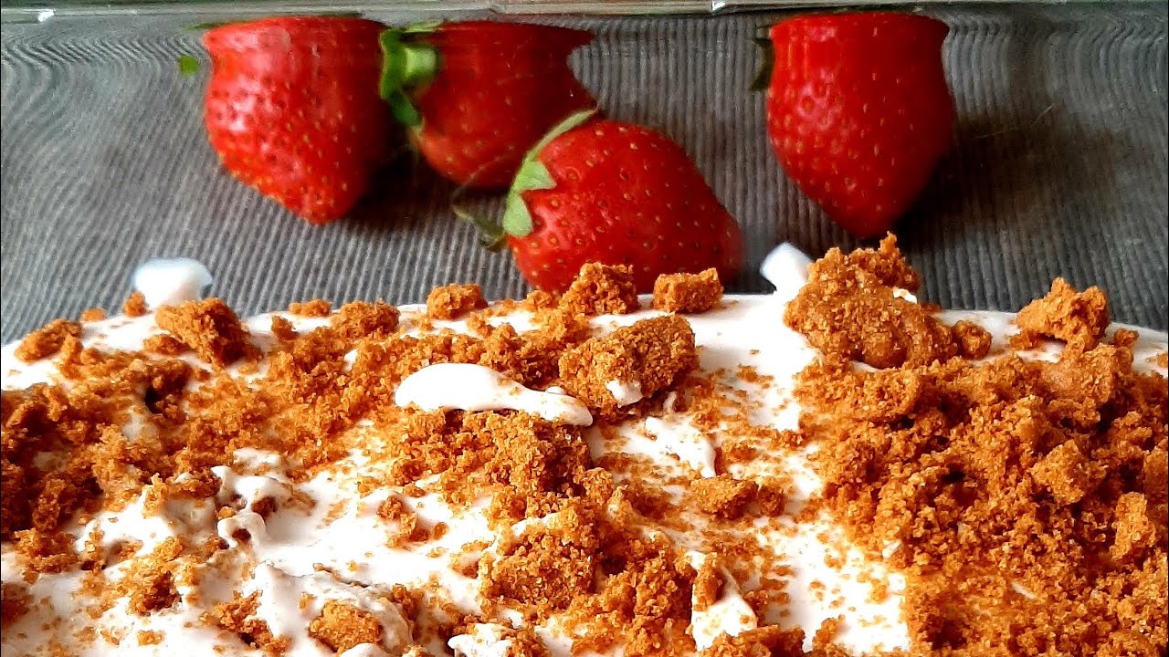 Helado de queso cottage y fresas. Alto en proteínas y muy cremoso.