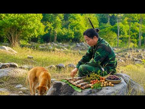 Fishing, night hunting, foraging for wild food in the forest - A life of natural survival