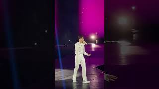 Baekhyun singing BUNGEE on Lonsdaleite in Manila