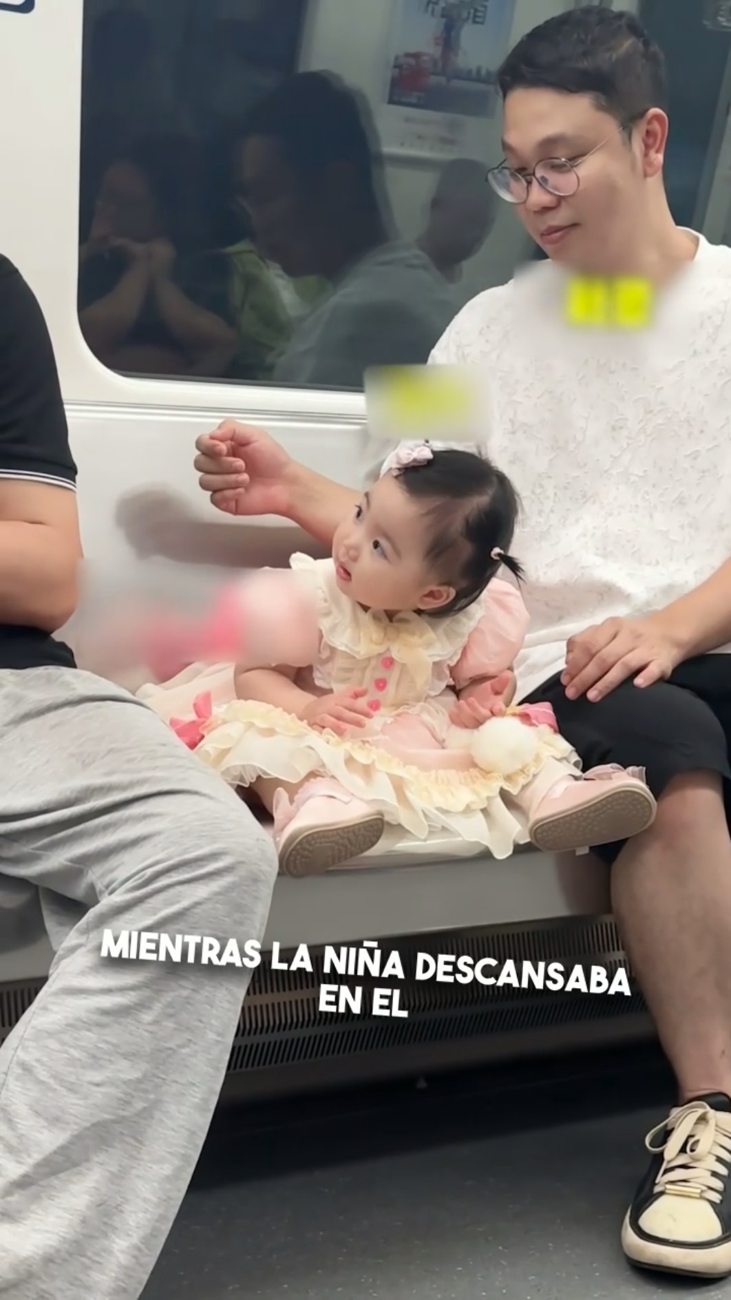 La niña hizo ESTO en el metro y dejó a todos en shock... ??