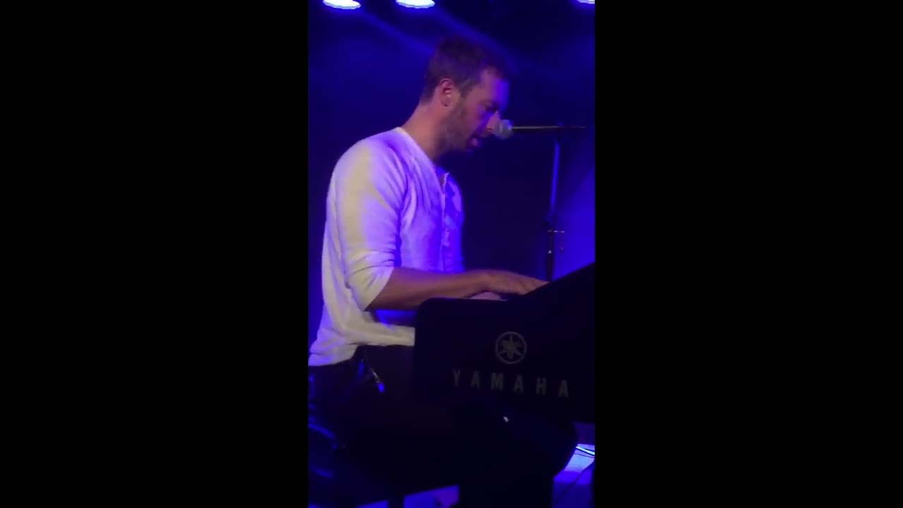 [12/21/16] Chris Martin singing 'Christmas Lights' Mercury Lounge for