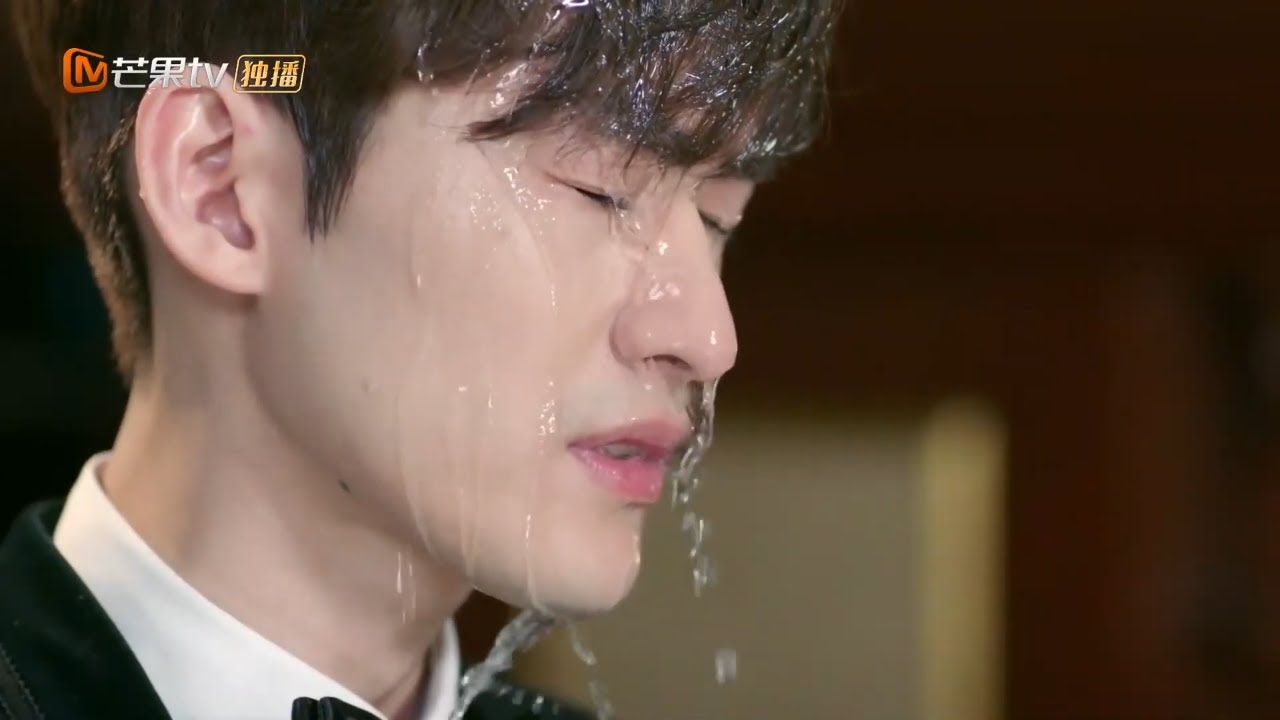 Когда он обручился, на богатого красавца брызнула вода лучшая подруга его бывшей девушки.