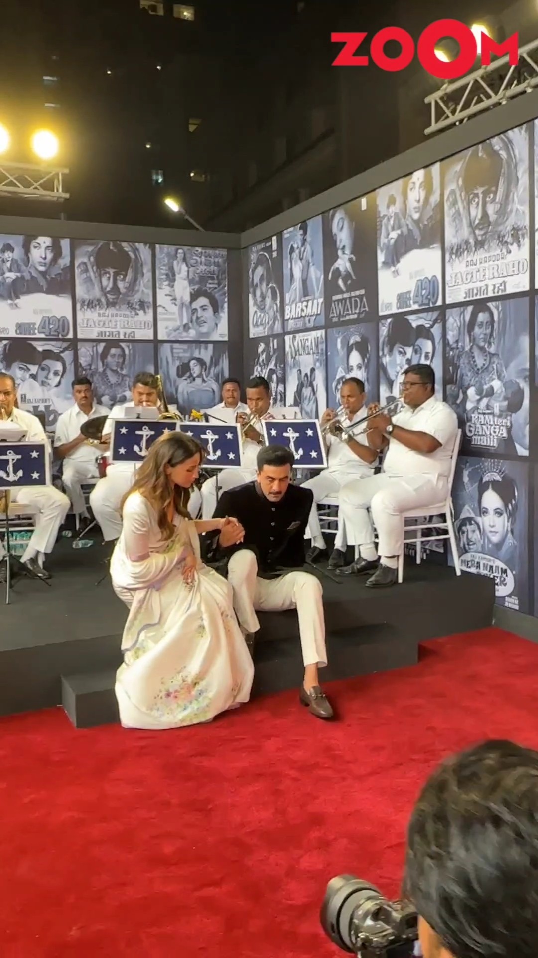Ranbir Kapoor HELPS Alia Bhatt to sit beside him as they pose with musicians at Raj Kapoor's event ?