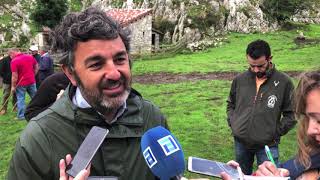 Alejandro Calvo visita las queserías de Gamoneú de los Picos de Europa