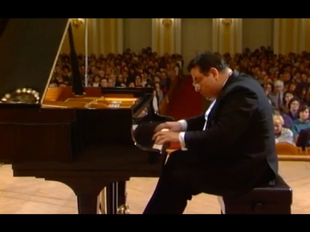 Nikolai Petrov plays Stravinsky Piano Sonata (1924) - video 1991 class=