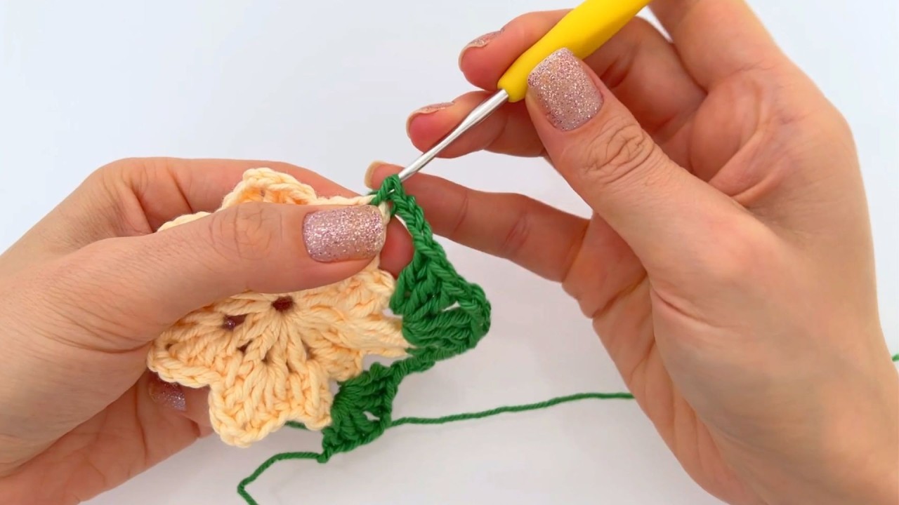 やっちゃん　❀ダブル八角フトマニ図flower❀チャクラ❀ Crochet SQUARE with flower in the center very easy - YouTube