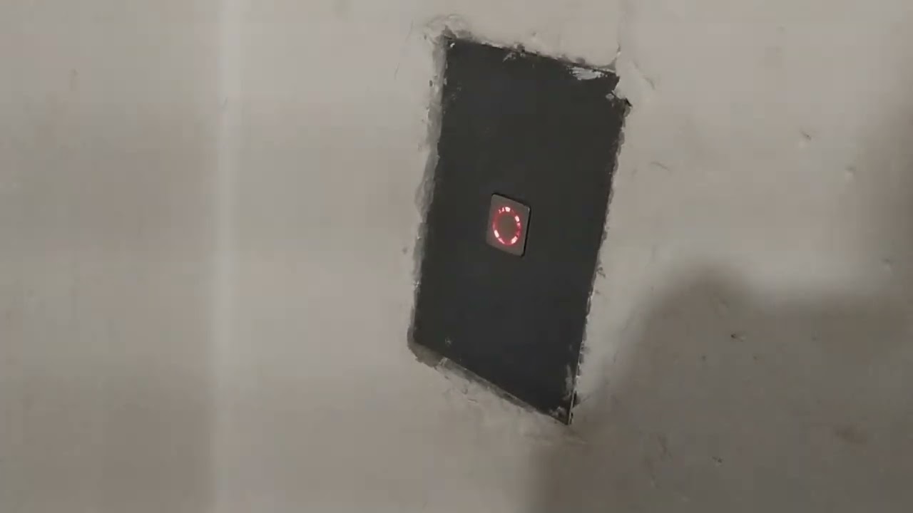 Лифт ЩЛЗ 2003 года выпуска. Тюмень Валерии Гнаровской 10к2, подъезд 4.