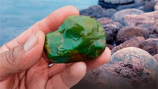 No juzgues estos lugares por su apariencia, vea que piedras verde esmeralda encontré en el río