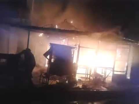 MOJOKERTO - Kebakaran di sebelah Swalayan Bentar (Kranggan) - YouTube