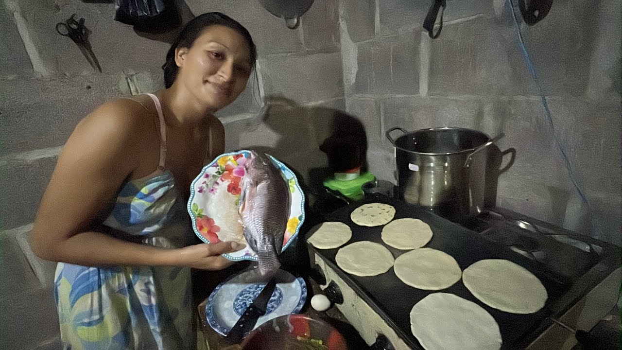 Rosi asiendo 😋😋sapa de pescado !pesca en el río torola 