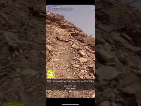 د خالد الزعاق في زيارة ل جبل التوباد في الغيل بمحافظة الأفلاج