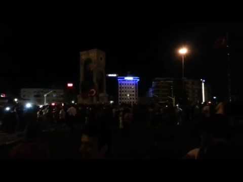 ათასობით ადამიანი სამხედროების წინააღმდეგ ქუჩაში გამოდის