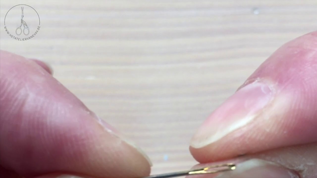 hoe rijg je de draad in de naald? how to thread your needle? - YouTube