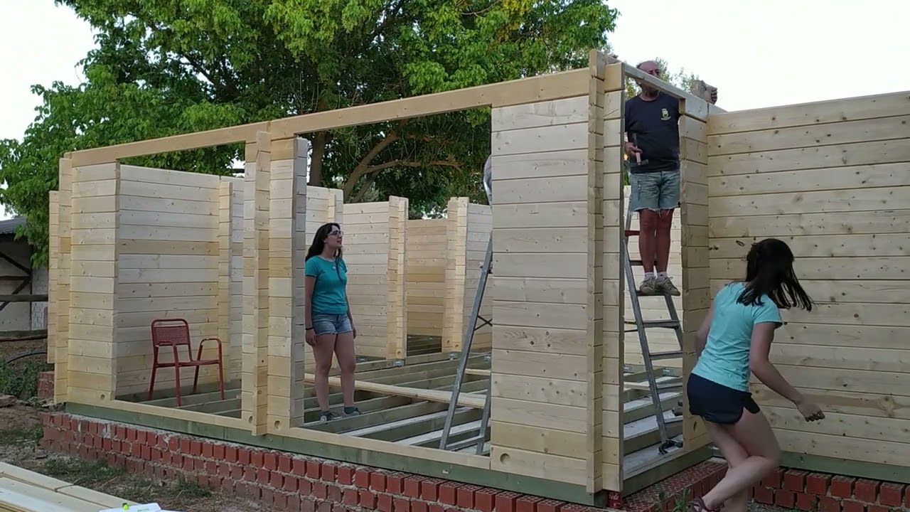 Subiendo paredes de un kit de montaje de una casa de madera (como una casa "Lego")🏡🔨