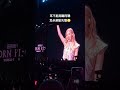 當看Blackpink演唱會，旁邊嗨掉你耳朵時...