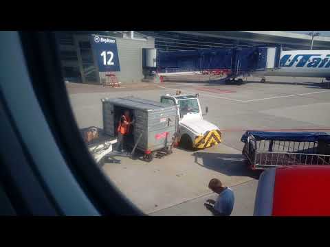 Погрузка багажа во Внуково. Рейс SU6070 Москва - Махачкала, 18.08.2017