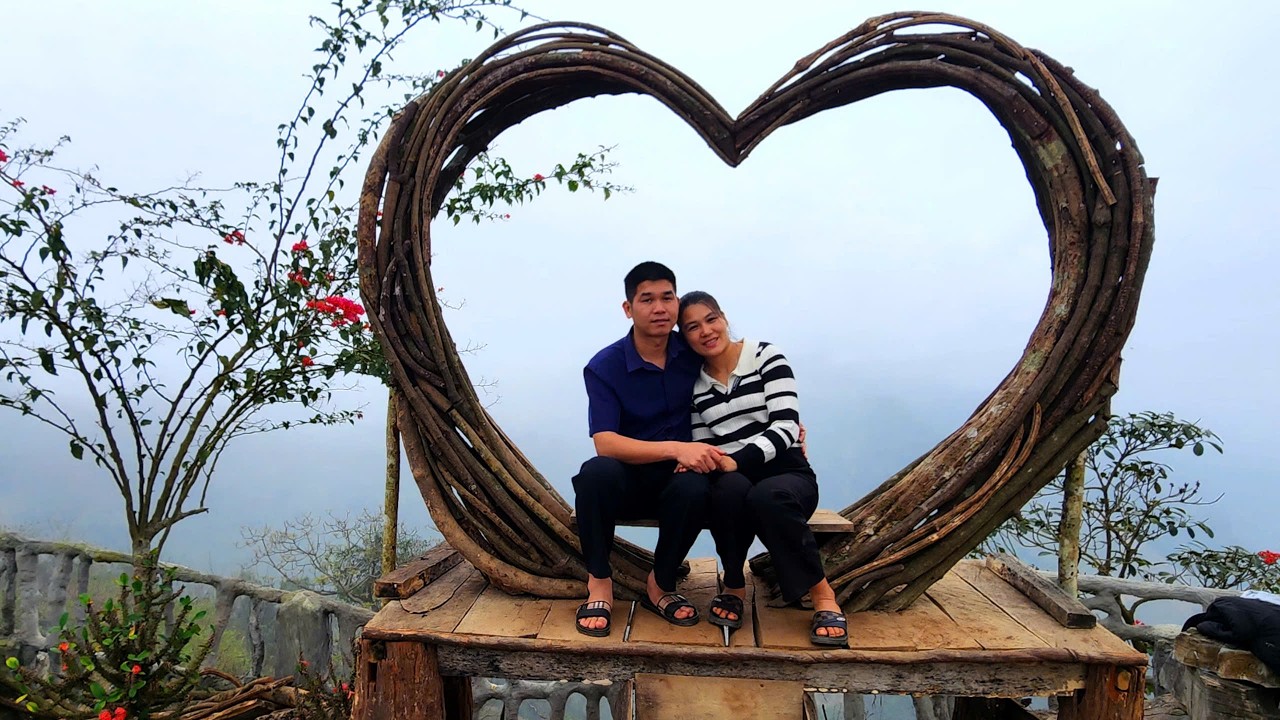 Прекрасная весенняя прогулка — Эрик и Элли в этом году среди цветущих растений.