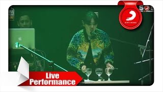 Video-Miniaturansicht von „Isyana Sarasvati - Kau Adalah (feat. Rayi Putra) [Live Performance]“