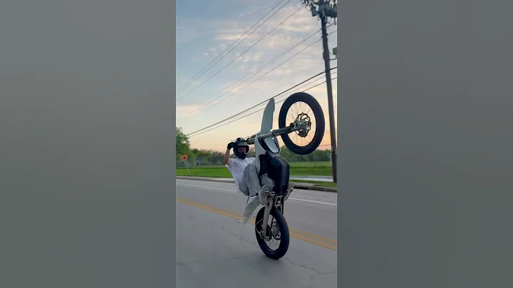 Stark varg action! #bikelife #stunt #stark #starkvarg #ebike #wheelie #trending #shorts #surron #fyp