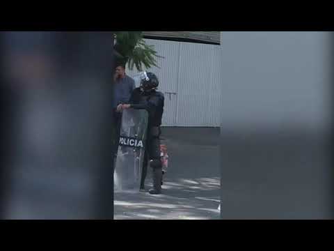 Jalisco: Oficiales encapuchados y vestidos de civiles portan bates de baseball y palos