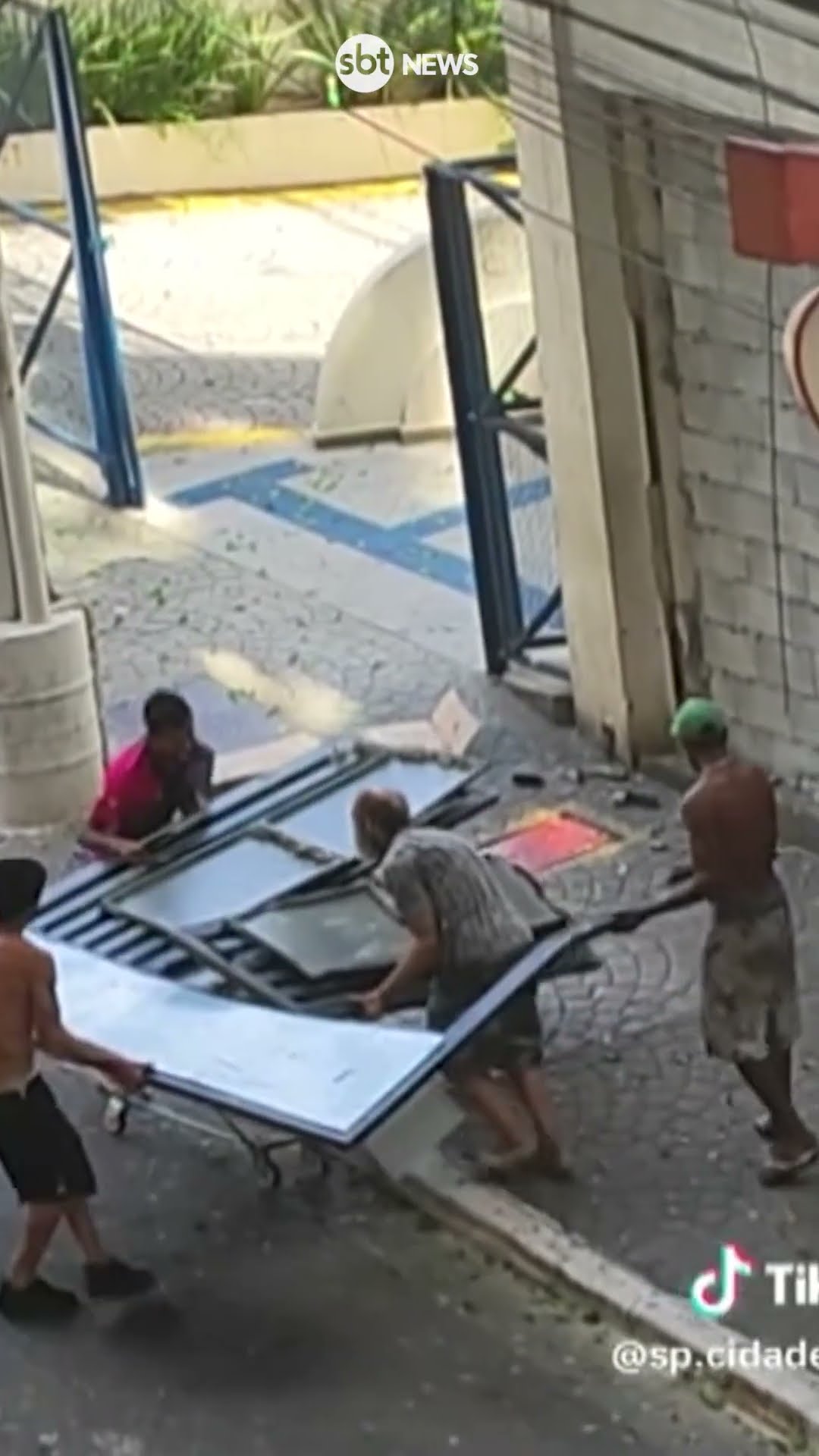 SP: Suspeitos são flagrados roubando portão e fios na Liberdade