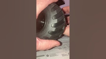 Tamiya lunch box black edition installing the rear tire.