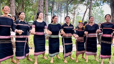 Giao lưu cùng với đội cồng chiêng làng Ia Mut xã Hà Bầu