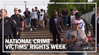 Louisville families, LMPD unit walk in solidarity during National Crime Victims' Rights Week Resimi
