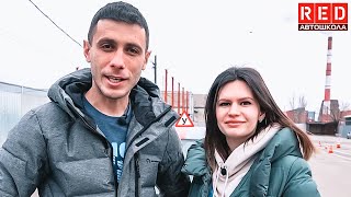 Ученица на автодроме! Параллельная парковка и разворот в ограниченном пространстве