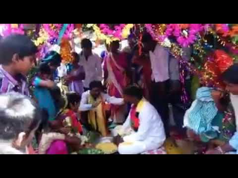 funny-indian-couple-kissing-on-marriage