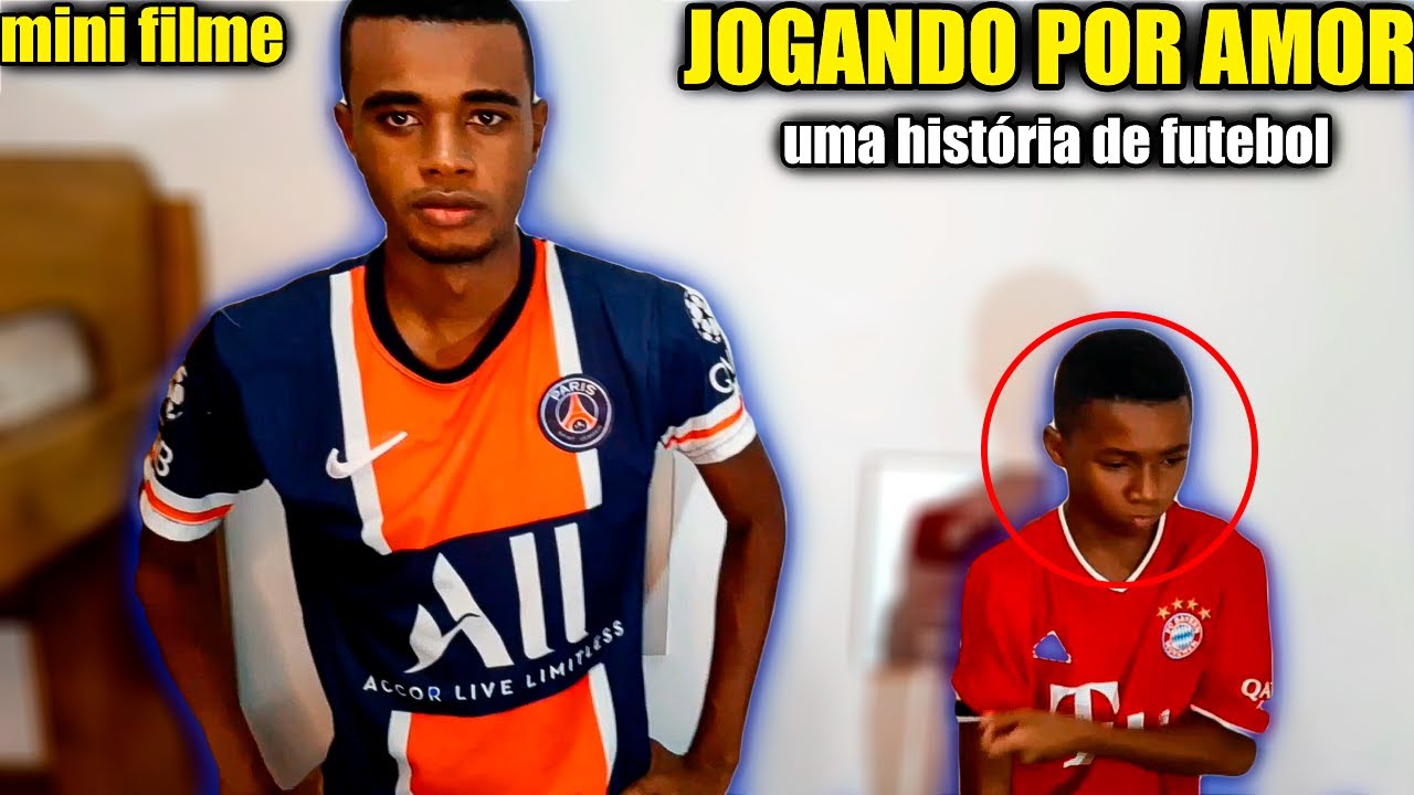 Futebol no sportswear jogando bola