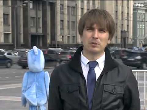 Видео: Прохожий в костюме птицы настойчиво лезет в кадр к журналисту