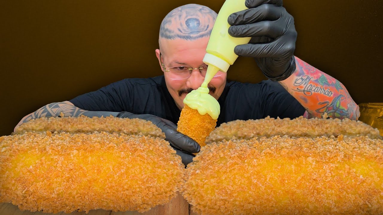 COMENDO SALGADO DE QUEIJO FRITO COM MUITA MAIONESE VERDE.