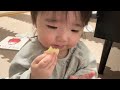 初めてひとりで食べたよ、おやつ、生後329日目の赤ちゃん