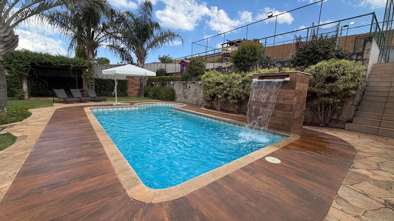 Casa com terreno de 1000m2 condomínio em Atibaia, piscina lago futebol pomar e paisagismo casa linda