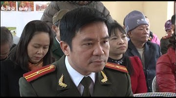 UB MTTQ và Công an thành phố tặng quà Tết người có uy tín trong đồng bào dân tộc thiểu số.