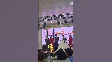 Cô dâu uống rượu giao môi.