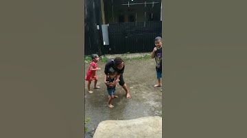mandi hujan