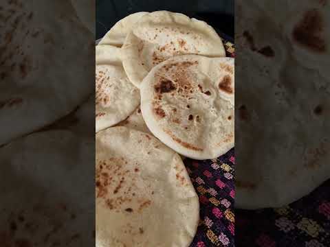 شوية امتال كانو يرددوها اسمعو شغل الخبز كل فترة بعمل وريحة الخبز بتاخدنا للوطن والذكريات نعمة