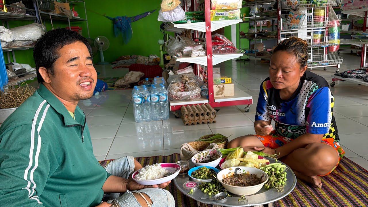 อีสาคร..กินข้าวเช้า ป่นปลาดุกนากับลวกผัก