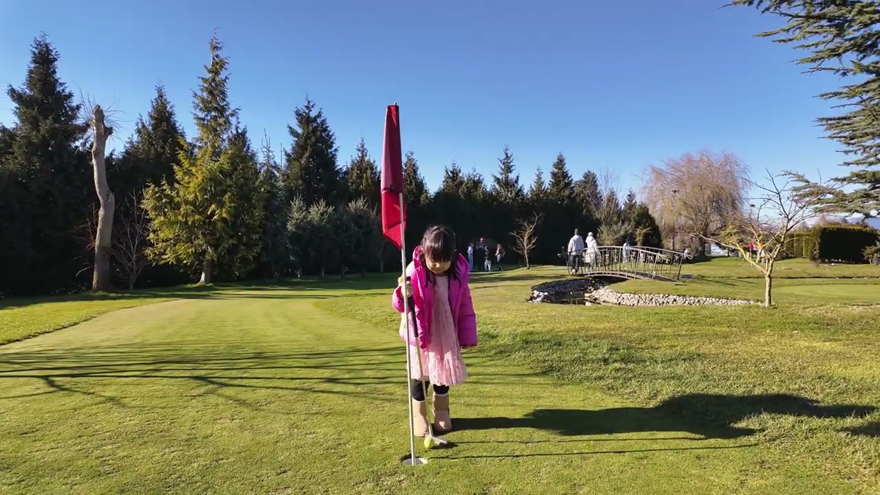 Sunday golf date with my little girl 👧 