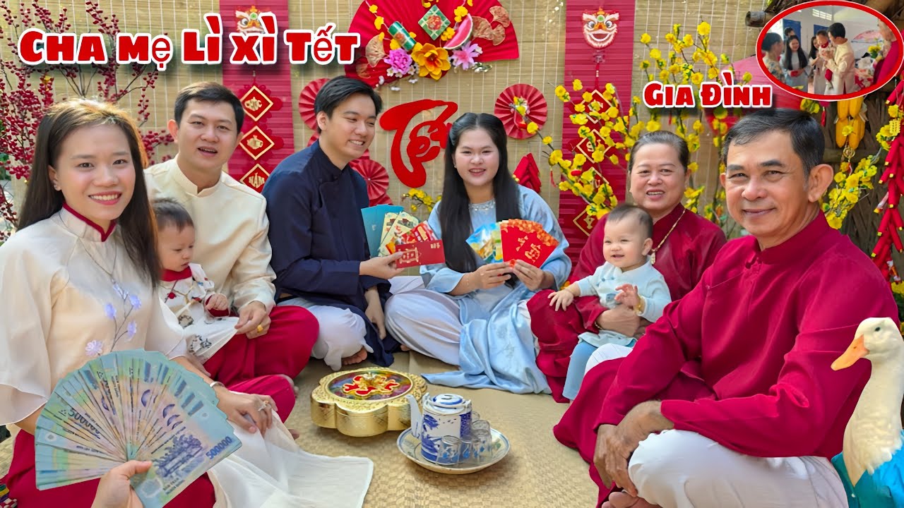 Cha Mẹ Lì Xì Tết Đầu Năm Mới Khi Các Con Cháu Đông Đủ Rộn Ràng Tiếng Cười Bận Áo Dài Đi Chúc Tết
