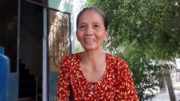 Cô bé mồ côi xinh đẹp khóc nức nở vì không có tiền vào đại học nhận thêm duyên lành