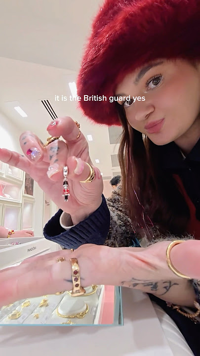 Collecting Pandora charms around the world - LONDON 💂🏻✨💋 #pandora #pandoracharms #pandorabracelet