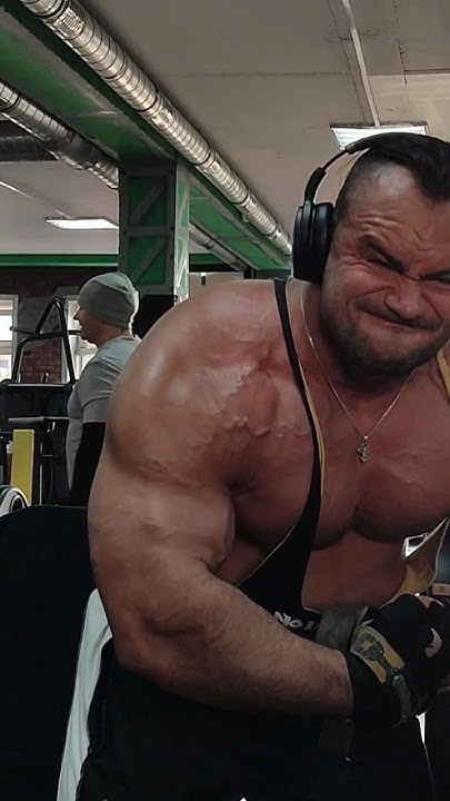 Подъем гантелей перед собой со сведением в верхней точке лёжа спиной на ...